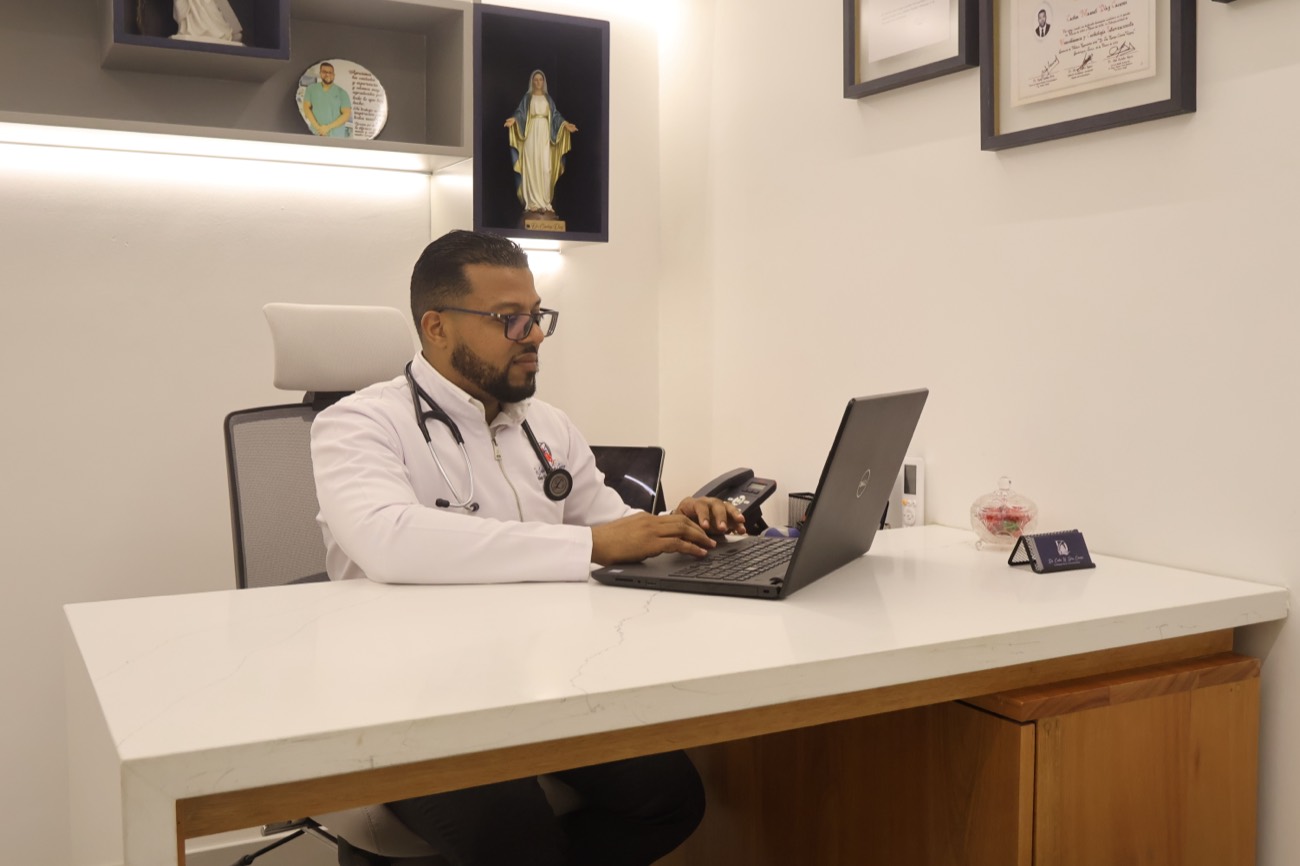 Dr. Carlos Díaz atendiendo en consulta